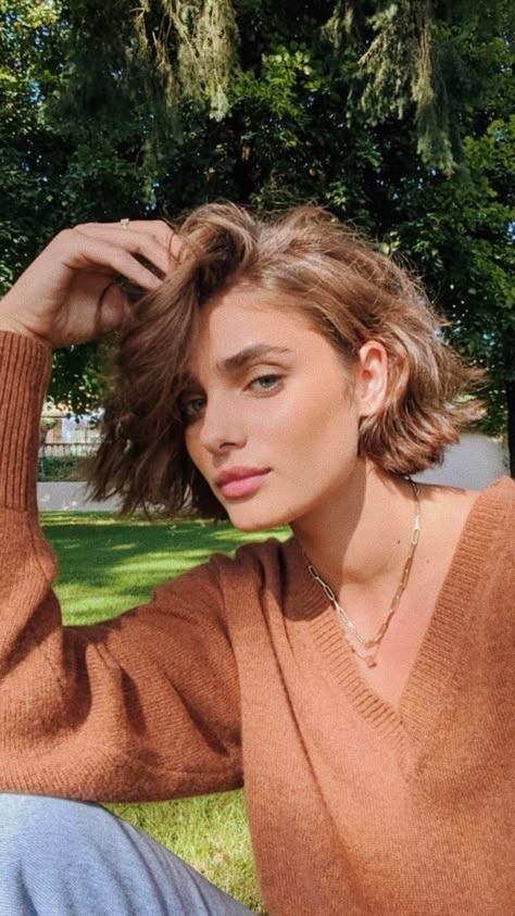 Short Hair For Full Face, Shaggy Chin Length Bob Hairstyles, Below Chin Length Bob, Parisian Short Hair, Chin Length Bob With Layers, Pelo Bob Ondulado, Κούρεμα Bob, Chin Length Hair, Haircut Styles