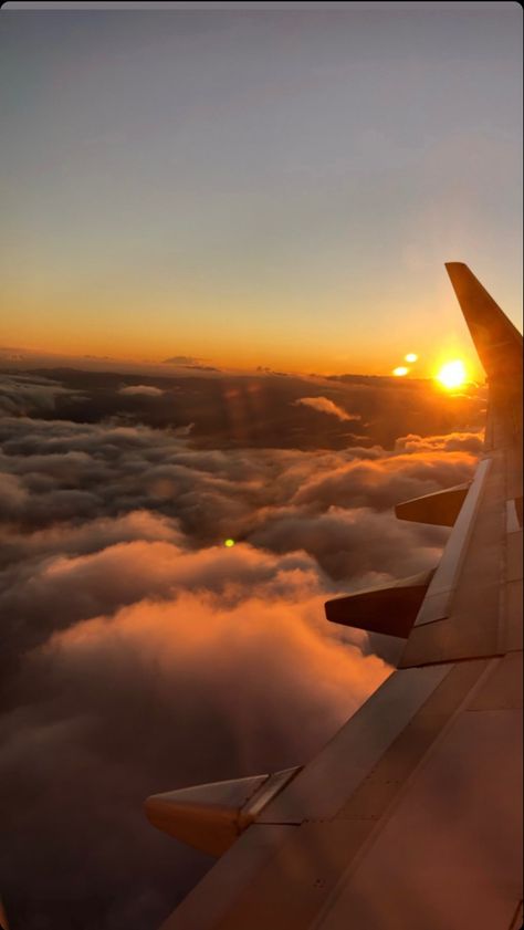 Sunrise Flight Aesthetic, Flight Sunset Aesthetic, Flight Sunset, Sunset Airplane, Airplane Sunset, Sunset Flight, Plane Window, Aesthetic Places, Dark Nature