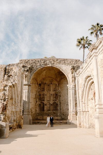 Southern California Mission San Juan Capistrano couple's photoshoot San Juan Capistrano Mission, Evening Drive, San Juan Capistrano Wedding, Beach Evening, Mission San Juan Capistrano, Los Angeles Photography, California Missions, Wedding Venue Los Angeles, California Photos