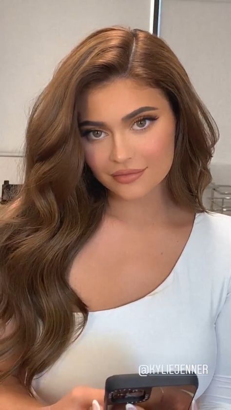 Kylie Jenner Hair Color, Kylie Hair, Mocha Hair, Rambut Brunette, Jenner Hair, Kylie Jenner Hair, Brown Hair Looks, Brown Hair Inspo, Kim K Style