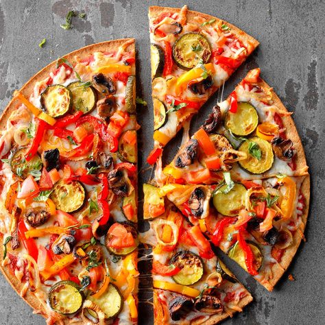 Grilled Veggie Pizza Recipe -I came up with this recipe one summer as a way to use up vegetables from our garden. Grilling the veggies first brings out their sizzling flavors. Try it with a sprinkling of olives or pine nuts before adding the cheese. �—Susan Marshall, Colorado Springs, Colorado Veggie Pizza Recipe, Pizza Lasagna, Veggie Pizza, Grilled Pizza, Grilled Zucchini, Easy Summer Meals, Pizza Recipe, Recipes Vegetarian, Good Pizza