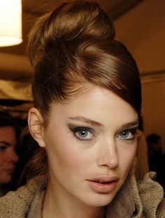 High bun with side part Party Updo Hairstyles, High Chignon, Side Part Updo, Party Updo, Backstage Makeup, Media Cola, Diva Hair, Easy To Do Hairstyles, Chignon Hair