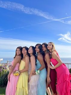 Cute Prom Group Pictures, Prom Picture Poses For Big Groups, Poses For Pictures Formal, Photo Inspo For Hoco, Big Prom Group Pictures, Prom Pics To Recreate, Prom Pose Pictures, How To Pose For Formal Pictures, Homecoming Friend Pictures Group Photos