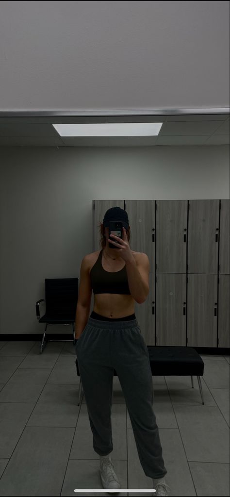 Black Sweats Outfit, Converse Gym Outfit, Black Gym Outfit, Gym Outfit Inspo, Green Sports Bra, Sweats Outfit, Fitness Outfit, Green Sports, Gym Photos