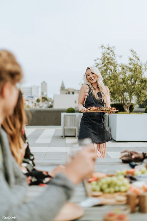 Cheerful woman serving vegan barbecue to her friends | premium image by rawpixel.com / McKinsey Friends Bbq, Wine Friends, Vegan Barbecue, Mood Images, Outdoor Balcony, Summer Grilling, Birthday Photography, Outdoor Entertaining Area, Mix Style