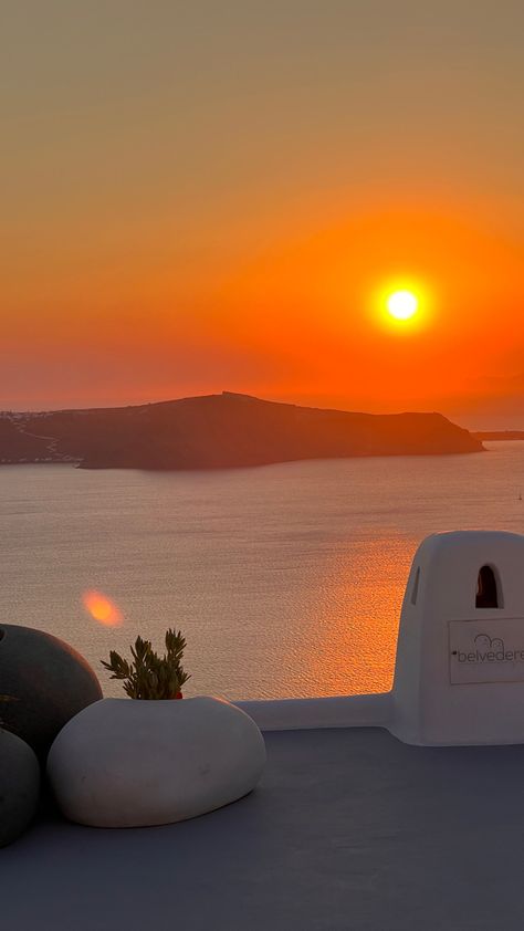 #sunset #santorini #view Sunset In Santorini, Santorini Wallpaper Iphone, Greece Sunset Aesthetic, Italy Santorini, Santorini Greece Sunset, Santorini Greece Beaches, Mykonos Sunset, Santorini Greece Aesthetic, Santorini Aesthetic