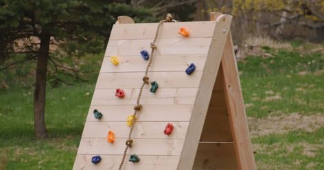 How to Build a Kid’s Climbing Wall #purewow #car #diy #outdoor #kids #home Diy Climbing Structure, Climbing Wall Diy, Diy Climbing Wall, Climbing Wall Kids, Home Climbing Wall, Wall Outside, Indoor Climbing Wall, Bouldering Wall, Fun Diy Projects