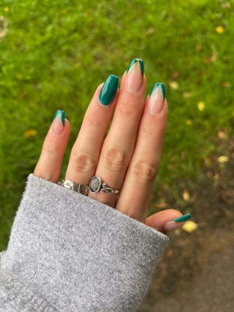 Nail Ideas To Go With A Green Dress, Forest Green With Gold Nails, Green And Gold Natural Nails, Emerald Green Nail Ideas Coffin, Simple Prom Nails Emerald Green, Emerald Green Nail Ideas Prom, Dark Green Nails Ballerina, Hoco Nails Green And Gold, Homecoming Nail Ideas For Green Dress