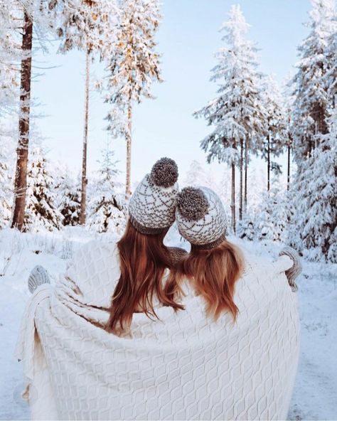 Sister Winter Photoshoot, Best Friend Winter Photoshoot, Winter Photoshoot Ideas, Winter Photo Shoot, Mommy Daughter Photoshoot, Besties Pictures, Snow Photos, Snow Photoshoot, Sisters Photoshoot Poses