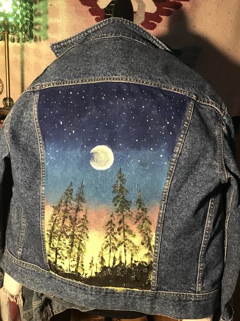 Denim Jacket Art Paint, Jean Jacket Painted Ideas, Hand Painted Denim Jacket Art, Painted Jean Jacket Ideas, Painted Jacket Denim, Jean Jacket Ideas, Jean Jacket Painted, Hand Painted Jean Jacket, Jacket Painting