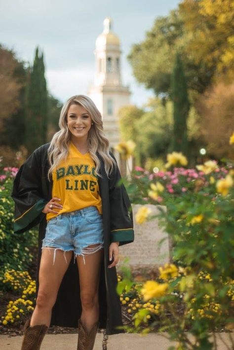 Baylor Graduation Pictures, College Graduation Aesthetic, Baylor Graduation, Masters Graduation Pictures, Graduation Aesthetic, College Decision, College Grad Pictures, Grad Picture Ideas, College Grad Photos