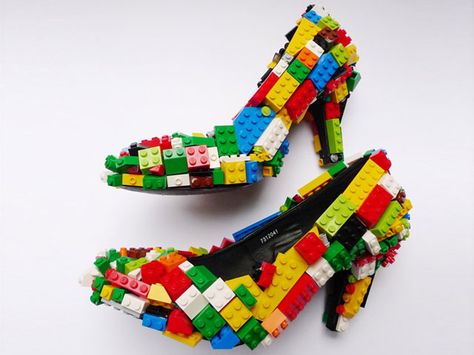 Lego Heels... very unique. Hak Tinggi, Funny Shoes, Ugly Shoes, Funky Shoes, Unique Shoes, Shoe Art, Lego Creations, Vogue Fashion, Crazy Shoes