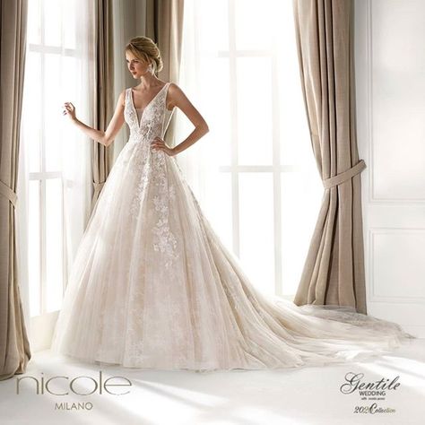 Nicole spose Romantico abito rosa cipria con gonna in tulle finemente ricamata in pizzo chantilly e luminosa scollatura a "V" con applicazioni in pizzo e perline . Nicole2020Collections  #NicoleMoments  #NicoleBrides  #Nicolerealbrides  #UnSognoItaliano #GentileWedding #altamoda #sposa  #Monopoli  #bridetobe  #weddingdress  #bridalcollection #bride  #abitodasposa  #dreamdress #instalike#putignano #conversano  #polignanoamare #triggiano  #noicattaro #bari #rutigliano  #moladibari #casamassima #bi Light Pink Wedding Dress, Nicole Fashion, Nicole Spose, Wedding Content, Wedding Dress A Line, Gonna In Tulle, Light Pink Wedding, Boda Diy, Neck Wedding Dress