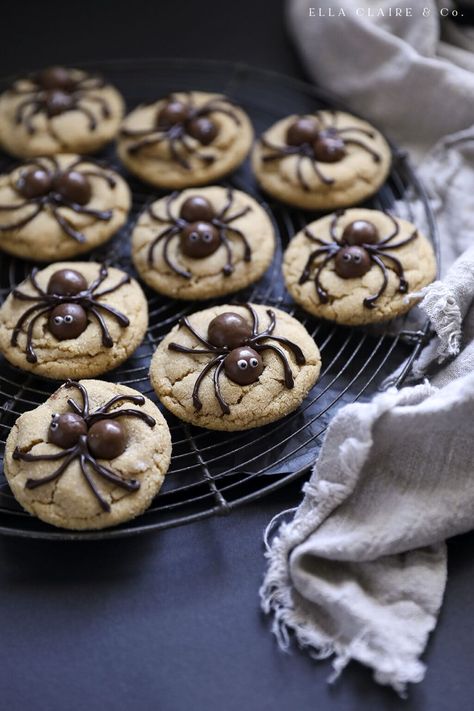 Adorably spooky peanut butter spider cookies that are easy so make and perfect for Halloween parties! The chocolate candies and peanut butter are a match made in heaven in this delicious treat! Peanut Butter Spider Cookies, Peanut Butter Blossom, Malted Milk Balls, Spider Cookies, Peanut Butter Blossom Cookies, Easy No Bake Cheesecake, Blossom Cookies, Chocolate Candies, Peanut Butter Blossoms