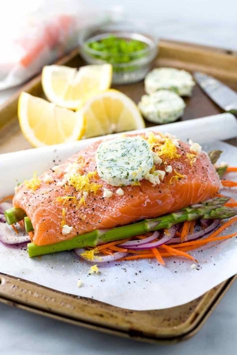 En Papillote Recipes, Salmon In Parchment Paper, Parchment Paper Recipes, Papillote Recipes, Cooked Fish, Paper Pouch, Healthy Salmon, Cooking Salmon, Baked Fish