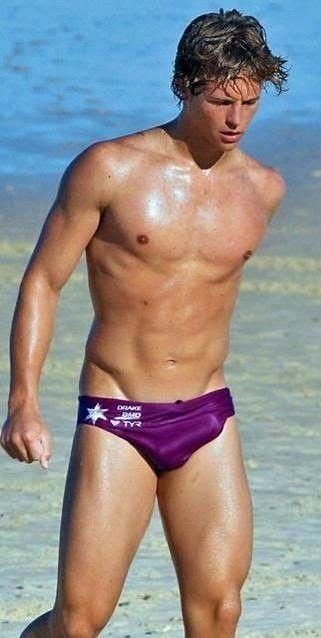 Boy On Beach, Male Swimmers, Surfer Boy Style, Surfer Boys, Surfer Boy, Guys In Speedos, Lycra Men, Speedos, Men Beach