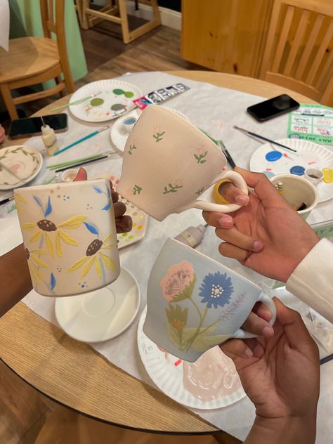 Color Me Mine Aesthetic, Painted Earth Pottery Ideas, Creative Space Keramik, Ceramic Cafe, Diy Pottery Painting, Pottery Painting Ideas, Color Me Mine, Color Hairstyles, Pottery Painting Designs