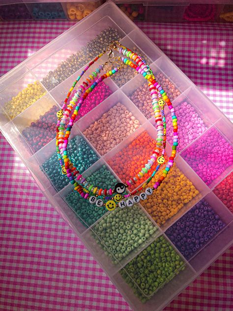 Collares Aesthetic, Preppy Bracelets, Diy Jewelry Rings, Homemade Bracelets, Bead Charms Diy, Clay Bracelet, Diy Bracelet Designs, Beads Bracelet Design, Rainbow Shop