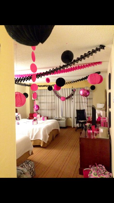 Decorate a hotel room for your bachelorette party ... What a good idea ! Hotel Party Ideas, Hotel Sleepover, Cricket Party, Birthday Baskets, Hotel Birthday Parties, Ideas Birthday Party, Party Hotel, Sleepover Birthday Parties, Hotel Party