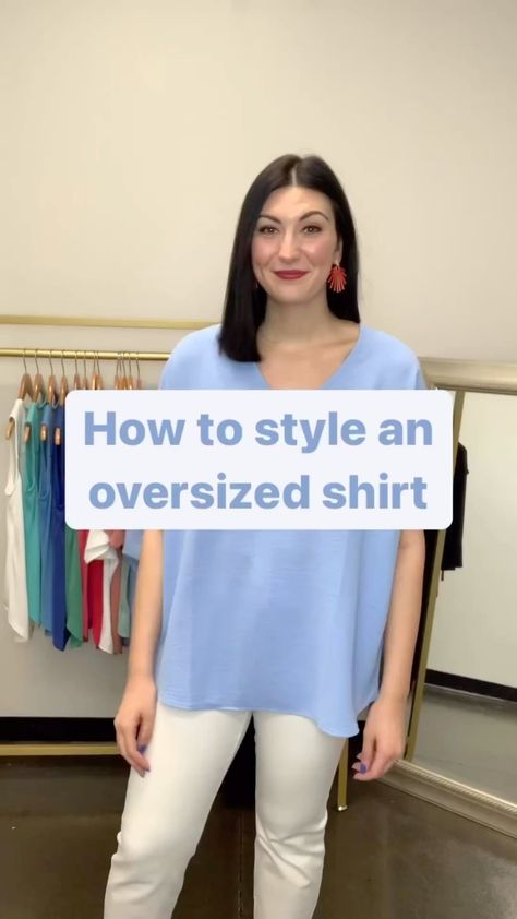 We all are guilty of buying a top that is probably a size or two too big. Here’s a quick and easy style trick you can use to style that… | Instagram Shirt Too Big Hacks, Oversized Blouse Outfit, Classic Fashion Looks, Oversize Tshirt Outfits, Shirt Hacks, Modest Summer Dresses, Fitness Wear, Easy Style, Kaley Cuoco