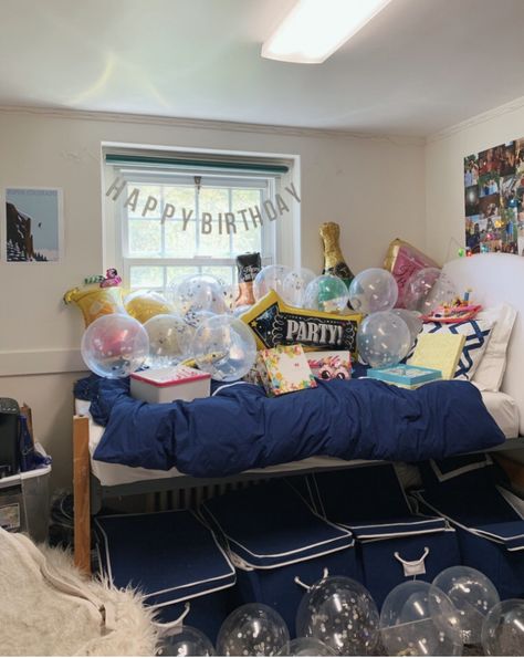 Dorm Bday Decorations, Dorm Room Birthday Decorations, Dorm Birthday Decorations, Dorm Birthday, Dorm Inspo, Happy Birthday Parties, Bday Party, Dorm Room, Birthday Decorations