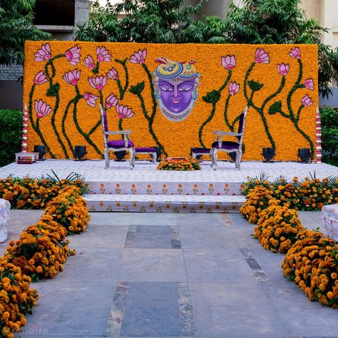 Traditional Mandap Decor, Traditional Mandap, Wedding Mandap Decor, Decoration Haldi, Indian Wedding Mandap, Orange Marigolds, Mehendi Lehenga, Lehenga Bride, Leaf Decor Wedding