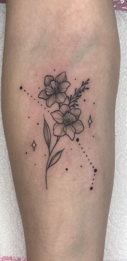 Daffodil Tattoo With Date, Matching Daffodil Tattoos, Daffodil With Bee Tattoo, Geometric Daffodil Tattoo, Dafadills Tattoo Design, Daffodil Bouquet Tattoo, Daffodil And Daisy Tattoo, Daphodil Flower Tattoos, Simple Daffodil Tattoo