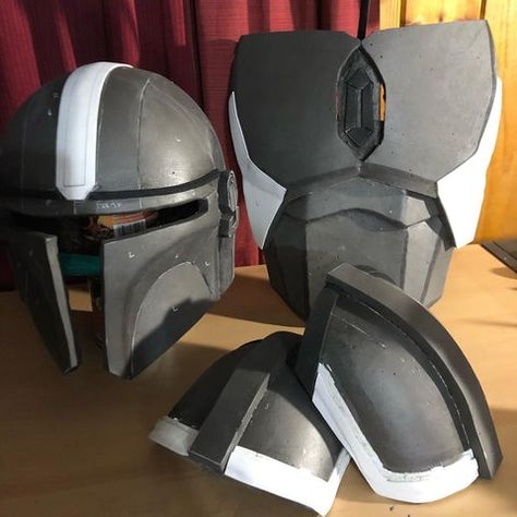 Mandolorian Armor, Boba Fett Armor, Beskar Armor, Star Wars Costumes Diy, Boba Fett Costume, Mandalorian Costume, Cardboard Costume, Prop Replicas, Mandalorian Cosplay