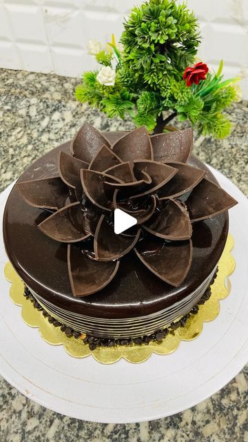 Chocolate Mousse Decoration, Chocolate Cake Design Ideas Beautiful, Cake Garnish Ideas, Chocolate Cake Garnish, Beautiful Chocolate Cake Design, Pretty Chocolate Cake Decorating Ideas, Chocolate Ganache Cake Design, Chocolate Cake Design Ideas Simple, Simple Chocolate Cake Decoration