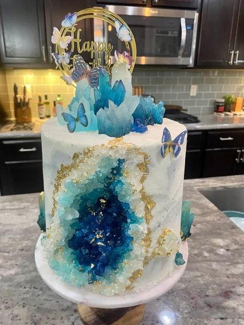 Rock Candy Birthday Cake, Crystal Geode Cake, Ice Cake Design, Geode Cake Birthday, Cake With Rock Candy, Pink Geode Cake, Blue Geode Cake, Fantasy Birthday Cake, Rock Candy Cake