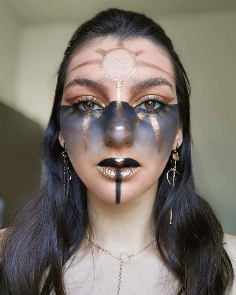 Summer Goddess Makeup, Silver Goddess Makeup, Sun Goddess Cosplay, Egyptian Makeup Aesthetic, Hades Makeup Look, Greek Goddess Eye Makeup, Sun Witch Costume, Hekate Makeup, Gold Witch Makeup