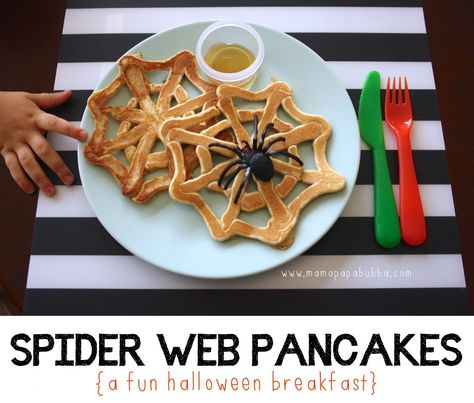 Spider Web Pancakes | Mama.Papa.Bubba. Spiderweb Pancakes, Halloween Pancakes, Pasteles Halloween, Spooky Halloween Food, Halloween Breakfast, Halloween Fest, Healthy Halloween, Halloween Dinner, Halloween Goodies