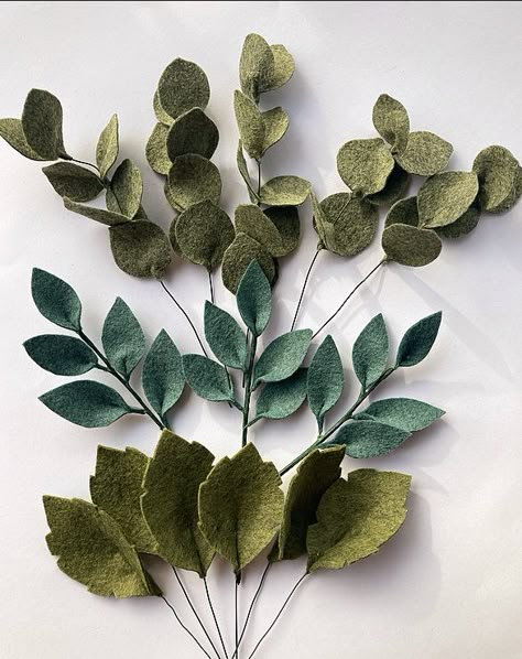 Felt Grass Ideas, Felt Wedding Decorations, Felt Eucalyptus Leaves, Fabric Leaves Diy, How To Make Felt Flowers, Felt Leaves Diy, Felt Greenery, Felting Flowers, Felt Plants