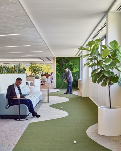 Recreational Room Office, Office Activity Ideas, Agile Workspace, Office Collaboration Space, Golf Office, Hybrid Office, Office Golf, Wall Gardens, Foliage Garden