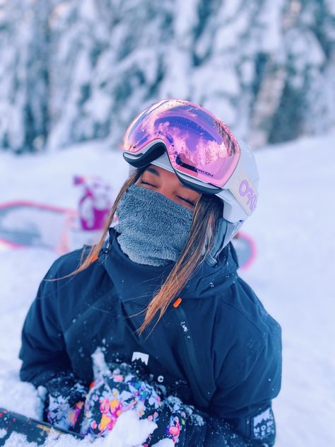 Women’s Snowboarding, Snowboard Poses Photo Ideas, Snowboard Photo Ideas, Snowboarding Instagram Pictures, Cute Snowboarding Pictures, Snowboarding Outfit Aesthetic, Snowboard Girl Aesthetic, Snowboard Hairstyles, Snowboarding Style Outfits