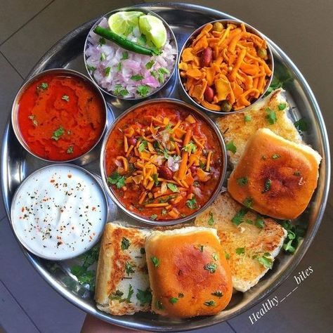 Marathi Food, Delicious Food Image, Indian Food Photography, Variety Food, Middle East Food, Tiffin Recipe, Vegetarian Fast Food, Vegetarian Lunch, Delicacy Food