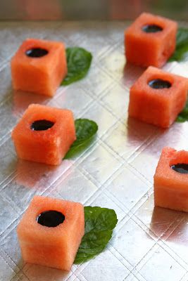 ShowFood Chef: Watermelon Balsamic Appetizer - Simple Saturday Balsamic Appetizer, Watermelon Cubes, Fingerfood Party, Balsamic Reduction, Saran Wrap, Small Bites, Paper Towels, Food Presentation, Fruit Recipes