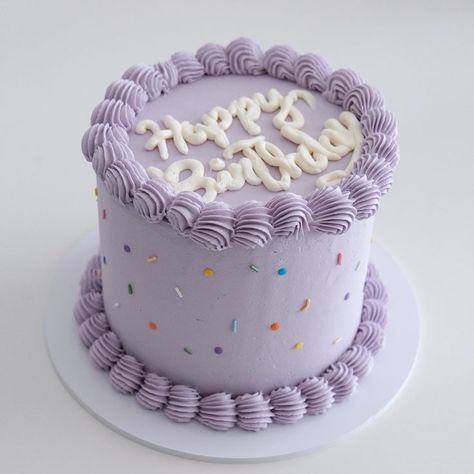 This beauty inspired in korean cakes, we love it! Minimalist Purple Cake, Purple Vintage Cake, Vintage Cake Aesthetic, Korean Cakes, 21st Bday Cake, Cake Korean, 14th Birthday Cakes, Purple Cake, Cute Bakery