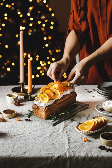 Make your home smell like Christmas with this flavorful vegan speculaas cake with candied oranges and caramel sauce. Food Photography Lighting Setup, Home Smell Like Christmas, Food Photography Fruit, Candied Oranges, Christmas Food Photography, Smell Like Christmas, Good Night Dear, Almond Butter Cookies, Christmas Bread