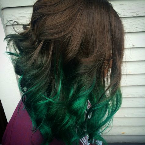 Green Balayage #green #greenhair Green Hair Streaks, Green Hair Ombre, Emerald Green Hair, Dark Ombre Hair, Emerald Hair, Ombre Curly Hair, Dark Green Hair, Green Highlights, Hair Streaks