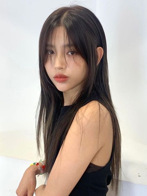 Korean Bangs Hairstyle, Korean Long Hair, Straight Hair Cuts, How To Style Bangs, Haircuts Straight Hair, Long Hair With Bangs, Penteado Cabelo Curto, Sleek Hairstyles, Haircuts For Long Hair