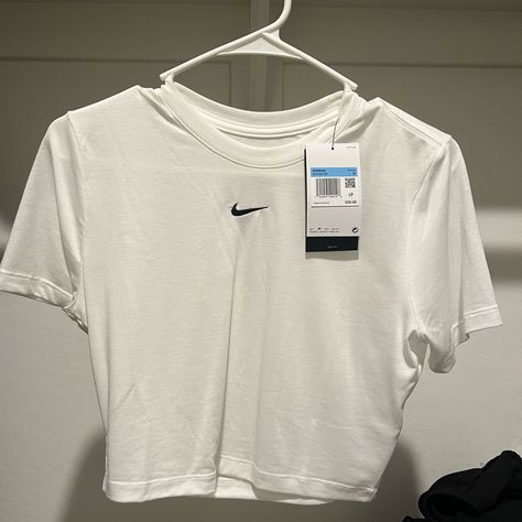 White Nike T Shirt, Fits More Like Crop Top. White Nike T Shirt, Waitress Outfit, T Shirt Fits, Calvin Klein Outfits, Cute Nike Outfits, Tops Nike, Dressy Casual Outfits, Sock Outfits, Casual Preppy Outfits