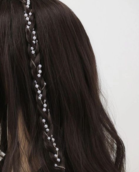 Hime Haircut, Hair Charms, Beautiful Braided Hair, Hair Chains, Open Hairstyles, Classic Hairstyles, Front Hair Styles, Pearl Decor, Pearl Hair Pins