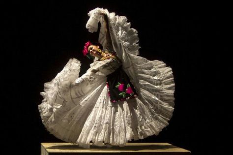 La Morena, Ballet Folklorico de Mexico Folklorico Dresses, Mexican Folklore, Traditional Mexican Dress, Ballet Folklorico, Mexican Culture Art, Costumes Around The World, Mexican Traditions, Arte Do Kawaii, Mexican Fashion