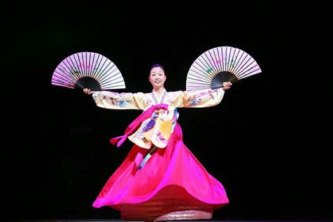 Korean Traditional Clothing, Korean Dance, Fan Dance, Female Dancers, Traditional Dance, Folk Dance, Korean Traditional, Korean Dress, Korean Outfits