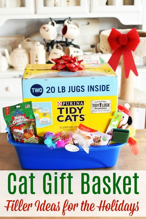 Easy & Thoughtful Holiday Gift Basket for Cats. Don't forget the cat in your life this holiday season! Make them a gift basket complete with a litter box, litter, and treats! Get almost 20 filler ideas for that special furbaby in your life!  via @savvysavingcoup #AD #LoveYourLitterBox #SamsClub Cat Raffle Basket Ideas, Cat Gift Basket Ideas, Cat Gift Basket, Pet Gift Basket, Silent Auction Basket, Theme Baskets, Holiday Gift Basket, Prize Ideas, Making A Gift Basket