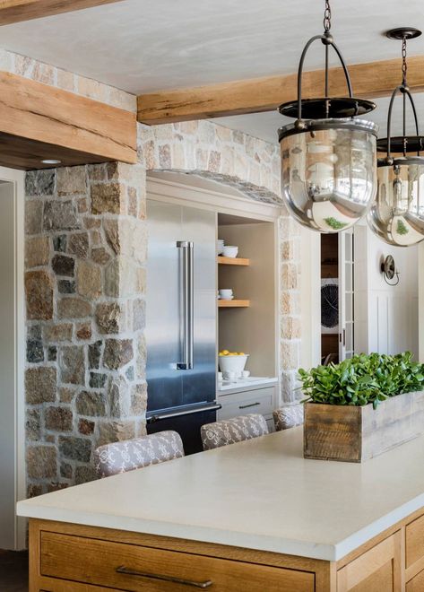 Create an inviting kitchen in your home with the addition of stone walls, an organic, natural material that is a beautiful way to bring the outdoors inside. Dapur Rustic, Simple Kitchen Design, Stone Kitchen, Studio Kitchen, Classic Kitchen, Design Apartment, Stone Walls, Simple Kitchen, Rustic Interiors