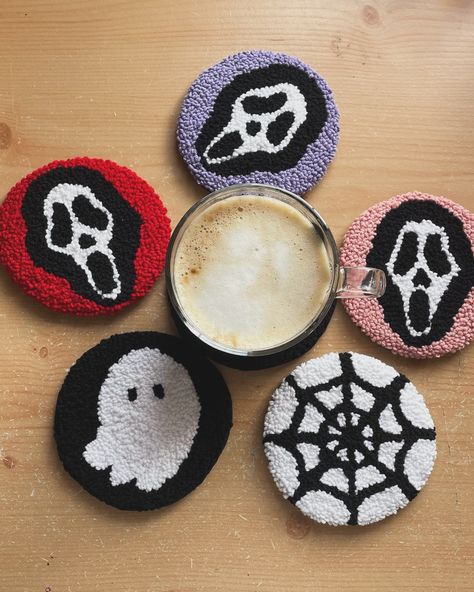 Punch Needle Blanket, Halloween Punch Needle, Rug Coasters, Halloween Punch, Punch Needle Patterns, Halloween Designs, Embroidery Hoop Art, Needle Art, Mug Rug