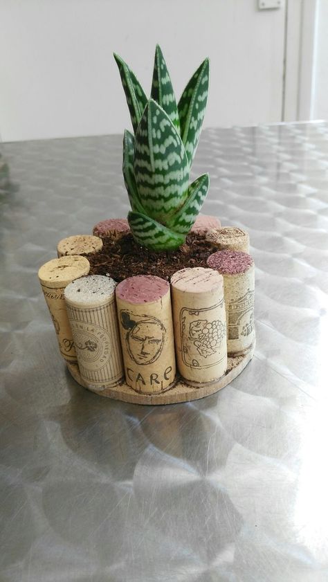 Manualidades Con Corchos Ideas, Ideas Con Corchos, Corchos Ideas, Wine Cork Diy Projects, Cork Diy Projects, Bottle Cap Projects, Wine Cork Diy Crafts, Recycled Wine Corks, Craft Table Diy