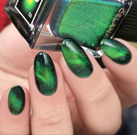 Holographic Green Nails, Green Nails Heart, Spring Nails Dark, Nails Neon Green, Lime Nails, Cosmetic Aesthetic, Heart Neon, Pedicure Designs Toenails, Nails Neon